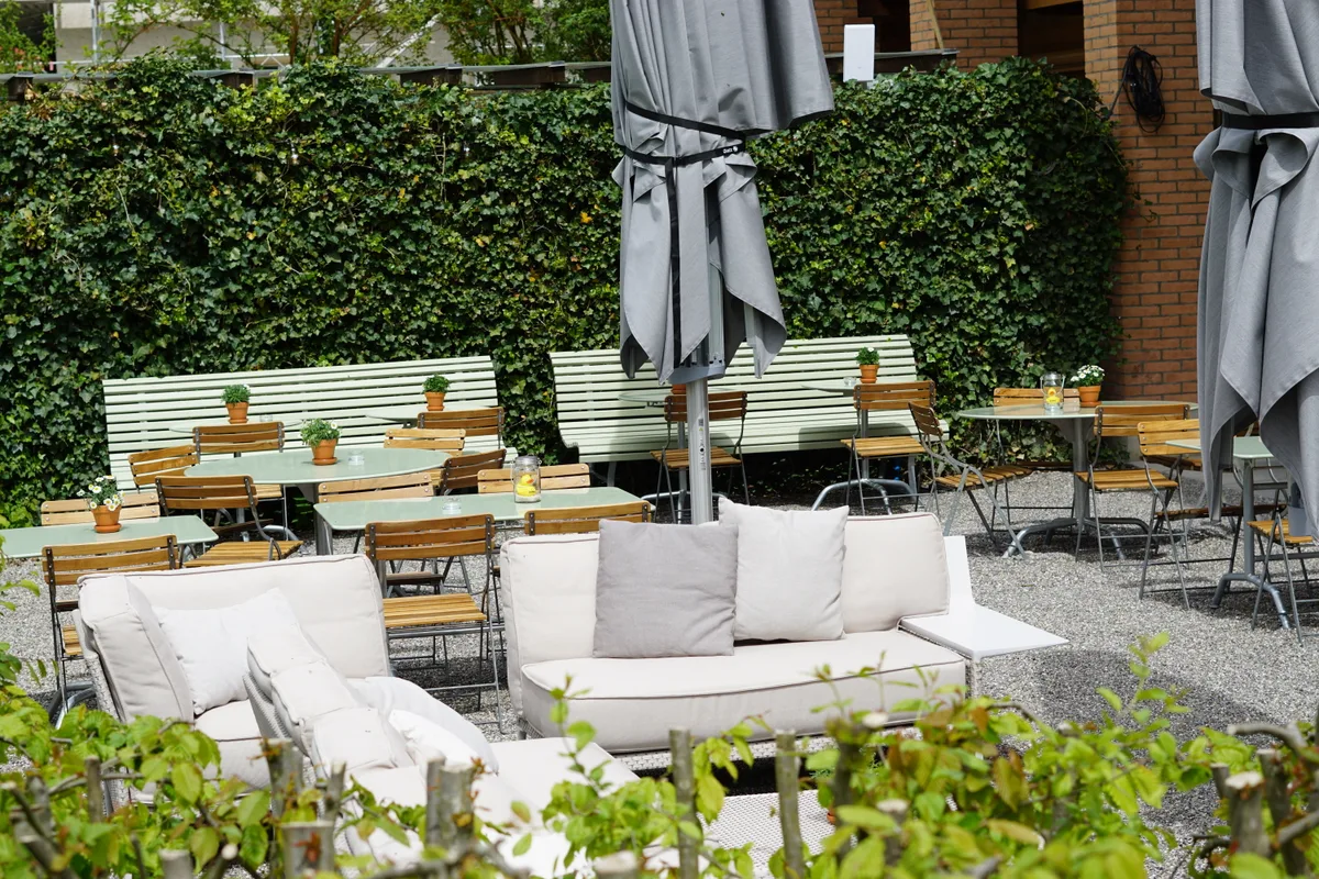 Man sieht die Gartenwirtschaft der «Schifflände» in Maur.